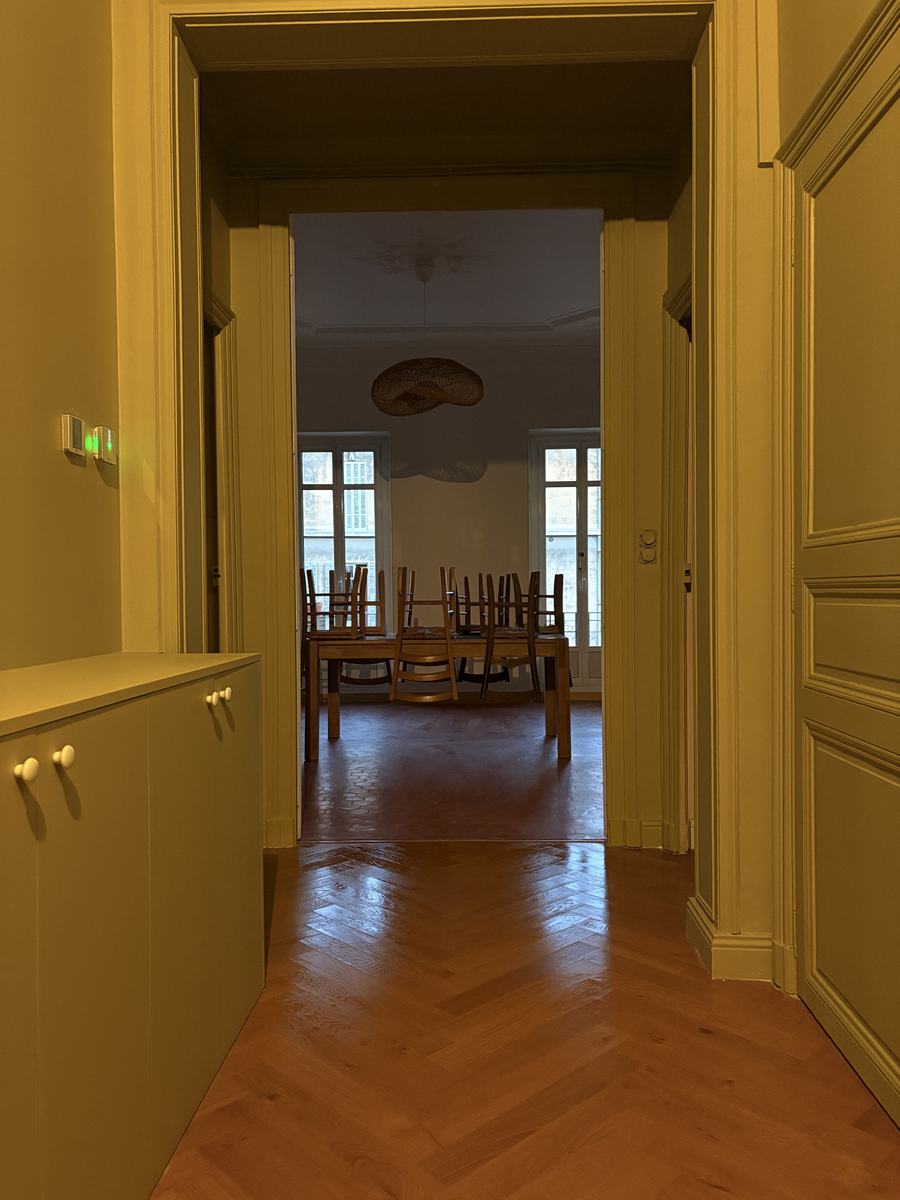 Le même couloir et son parquet après le nettoyage de fin de chantier