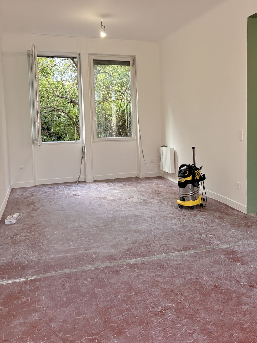 Tomettes couvertes de poussière de chantier avant le nettoyage